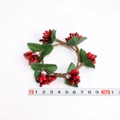 Mini künstlicher Kranz aus roten Beeren für festliche Tischdeko mit Maßangabe auf Weiß - Burgunderrot und rot beperlter Serviettenring