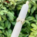 Makroaufnahme vergoldeter Herz-Ohrstecker mit weißem Zirkonia-Besatz für Damen - Einzelnes Herz