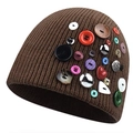 Bonnet en tricot marron avec boutons multicolores variés et texture à côtes verticales - Taille Unique(58-61cm) / Café