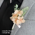 Hochzeitsanstecker mit pfirsichfarbenen Hortensien, grünen Blättern und Perlendetails - Orange