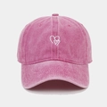 Dettaglio del ricamo a cuore bianco su berretto di cotone rosa slavato effetto vintage - Regolabile / Rosa Rosso