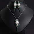 Lussuoso set di gioielli con perle bianche e smeraldi su un manichino da esposizione - Verde