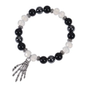 Detailaufnahme von Gothic Perlenarmband mit schwarzen Steinen und Skeletthand Anhänger - Schwarzes Skeletthand-Armband