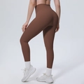Vista trasera de los leggings de yoga color chocolate con cintura alta y efecto push-up - S / Castaño