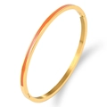 Detailansicht eines 3mm goldenen Titanstahl-Armreifs mit hochwertiger orangefarbener Emaille - 3mm / Gold Orange
