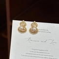Pendientes dorados en forma de calabaza con perlas y cristales en una tarjeta - Dorado