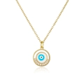 Nahaufnahme der goldenen Kette mit Evil Eye Anhänger, blauem Emaille und klaren Kristallen - Blau-Weißes Emaille Teufelsauge (22616)