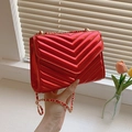 Sac bandoulière en cuir verni rouge avec matelassage en V et chaîne dorée - Rouge