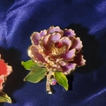 Squisita spilla peonia smaltata placcata oro con petali viola sfumati e cristalli - Viola