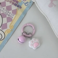 Dettaglio del ciondolo a zampa di gatto rosa con campanellino e motivi a cuore sull'anello - Rosa