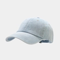 Dettaglio del cappellino da baseball in denim azzurro con texture del tessuto e cuciture - Regolabile / Azzurro