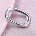Vue macro d'un pendentif carré en acier inoxydable 304 poli sur soie rose - Argenté