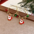Boucles d'oreilles de Noël avec pendentifs Père Noël et clochettes sur anneaux dorés - Style Créole avec Tige en Argent / Père Noël Doré (Rouge)