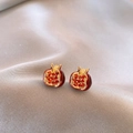 Vista macro de pendientes de granada roja con bordes dorados sobre seda plateada - Aleación con Zirconia (Pin de Plata 925) / Poste de pendiente de plata - Rojo