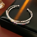 Détail du bracelet ouvert double couche avec zircons arc-en-ciel sur cuir noir - Argent/Zircone AB