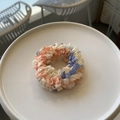 Détails de chouchous plissés en tissu rose, jaune et bleu pastel sur un plateau blanc - Orange avec Motif Bleu