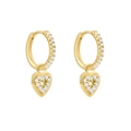 Détail de boucles d'oreilles cœur dorées avec micro-pavage de zircons multicolores - Cœur Or Blanc