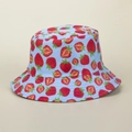 Détail de l'imprimé fraise sur le chapeau de soleil en coton bleu pour femmes - M (56-58cm) / Bleu