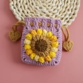 Bolsa de ganchillo hecha a mano con girasol en color lavanda para monedas y cascos - Morado