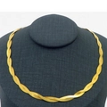 Collar de cadena de serpiente trenzada doble dorada en un soporte de joyas gris - Collar Dorado de 2 Hebras 40cm