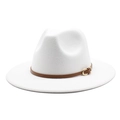 Klassieke witte vilten fedora met brede rand, bruine lederen band en gouden gesp - M (56-58cm) / Wit