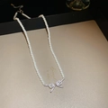 Elegante collana di perle bianche con ciondolo a fiocco di strass su base beige - 6# Collana di Perle Artificiali con Fiocco in Zircone (4mm)