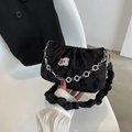 Schwarze Falten-Schultertasche mit Blumenstruktur und silberner Blumen-Metallkette - Schwarz