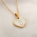 Collar de corazón dorado con nácar blanco y letra C sobre tela de satén blanco - Letra C