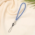 Dettaglio del cinturino da polso intrecciato blu e bianco con chiusura in metallo argento - Blu Reale