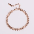 Primer plano de pulsera de espiga de oro rosa con grabado 18KGP sobre fondo blanco - Oro rosa