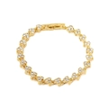 Dettaglio del bracciale a maglie a cuore dorato con strass scintillanti su bianco - Intarsio di Cuore in Zirconia / Imitazione Oro