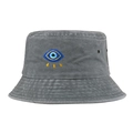 Nahaufnahme eines grauen Fischerhuts mit einer leuchtend blauen Evil Eye Stickerei - Verstellbar / Grau