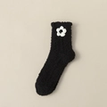 Schwarze Korallenvlies-Socke mit weißer Häkelblume für warme Wintertage zu Hause - Schwarz mit weißer Blume