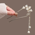 Épingle à cheveux argentée en U avec fleurs blanches et glands en perles sur fond sombre - Épingle à Cheveux Argentée Lily of the Valley avec Perle Artificielle Blanche et Frange