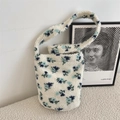 Detail van de witte fleece emmer tas met blauw bloemenpatroon en lange schouderband - Bloemen Blauw