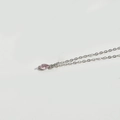Vue détaillée d'un pendentif en pierre rose marquise sur une fine chaîne argentée - Rose (Argent)