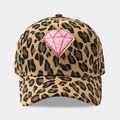 Dettaglio del cappello da baseball leopardato con toppa a diamante rosa ricamata in oro - Leopardo Diamante Rosa