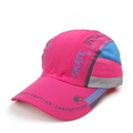 Détail de la casquette de sport à séchage rapide avec maille rose et lettrage style urbain - Rouge Rose