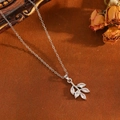 Élégant ensemble de collier à pendentif feuille d'argent serti de cristaux étincelants - Collier feuille argentée (T029)