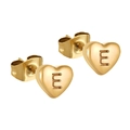 Boucles d'oreilles cœur en or poli avec une initiale gravée de la lettre E dessus - Lettre E