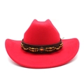 Détail du chapeau de cowboy en feutre rouge avec bande en cuir, perles et pierre centrale - Rouge