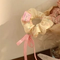 Gele bloemen haarelastiek van stof met een roze geruit lint en klein merklabel - #1 Wit Geruit Haarelastiekje Met Roze Strik