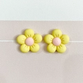 Primo piano di orecchini a fiore in resina gialla satinata con centro rosa su sfondo - 01# Giallo 2*2cm