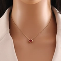 Collana alla moda in acciaio inossidabile dorato con ciondolo in zircone rosso su modella - Marmo Rosso