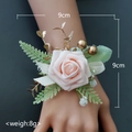 Rosa PE-Schaumrose-Handgelenks-Corsage für Hochzeiten mit Farnblättern und Goldbeeren - Rosa Rose Handgelenk Corsage