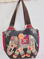 Detail der bunten Elefantenstickerei auf einer dunkelgrauen Canvas-Tasche mit Holzknopf - Stil 22-Dunkelgrau Elefant