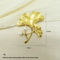 Vista dettagliata della spilla a foglia di ginkgo in oro 18k con perle e dimensioni - Oro 18K