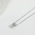 Dettaglio della collana con ciondolo a cilindro trapuntato argento e zirconi brillanti - Motivo Trapuntato (Argento)