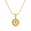 Gouden ketting met gehamerde munt en letter Q hanger op een verfijnde ketting - Goud-Letter Q (Slangenketting)