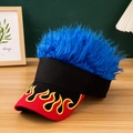 Cappellino nero creativo con parrucca blu e toppa ricamata con fiamme rosse - Nero + Capelli Blu